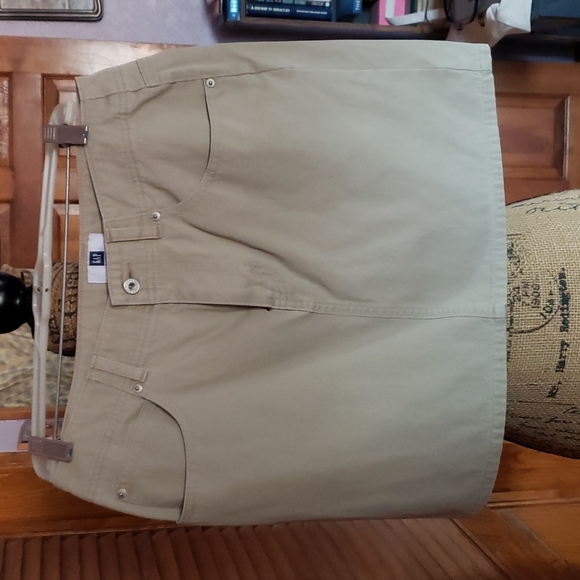 NWOT Gap tan size 8 jean mini skirt. Never worn - Picture 1 of 4
